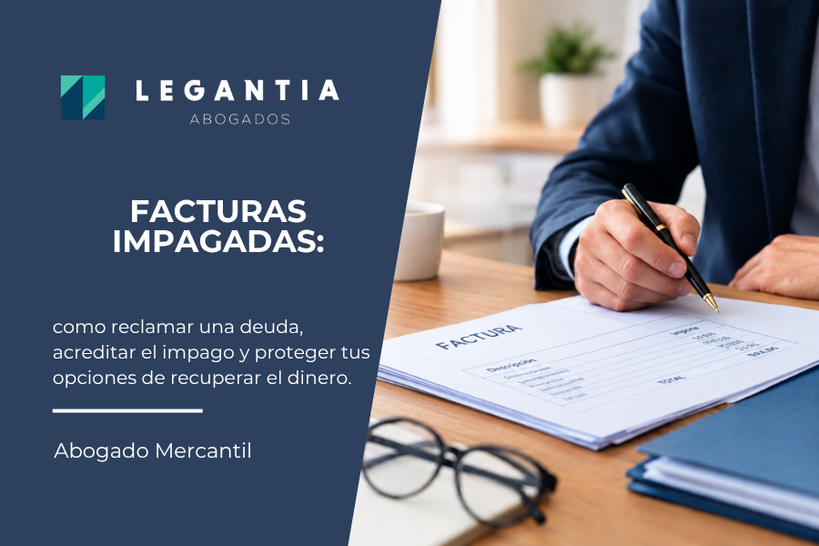 Empresario revisando facturas impagadas y documentación para reclamar una deuda a un cliente